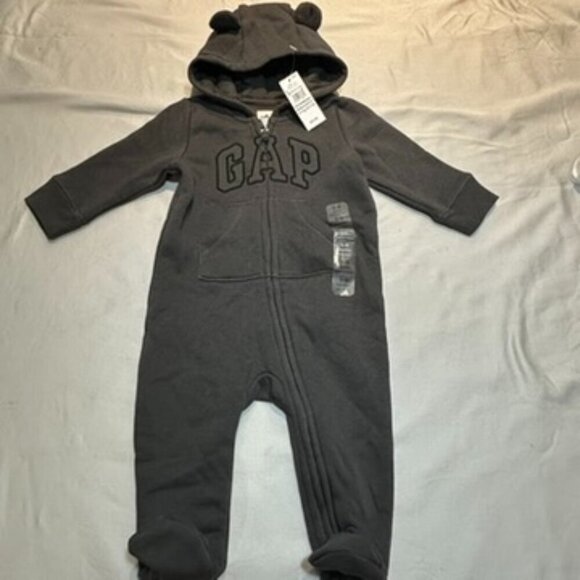 GAP - NWT - hooded baby footed romper. Size 3-6 months - Picture 1 of 3